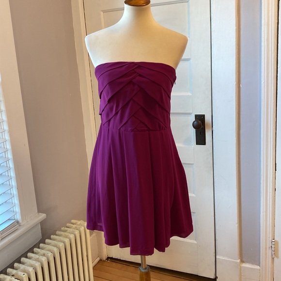 NWT Express Magenta Strapless Dress, Size 8 - Picture 3 of 11